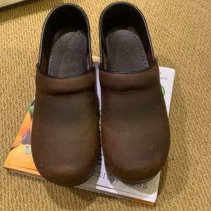 Dansko clogs antique brown with black trim very good condition worn few times